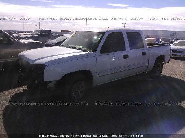 2GCEC13T451176280 - 2005 CHEVROLET SILVERADO C1500 WHITE photo 2