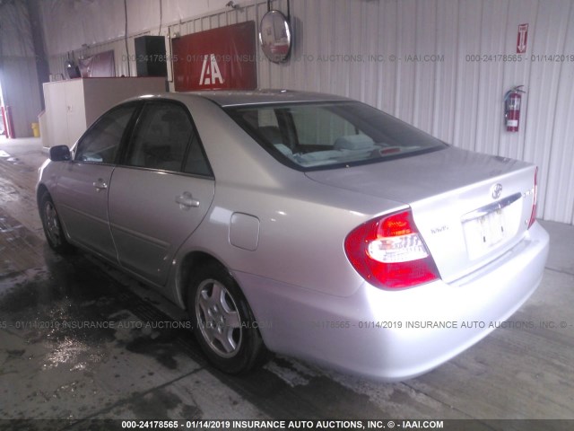 4T1BF30K22U508083 - 2002 TOYOTA CAMRY LE/XLE/SE SILVER photo 3