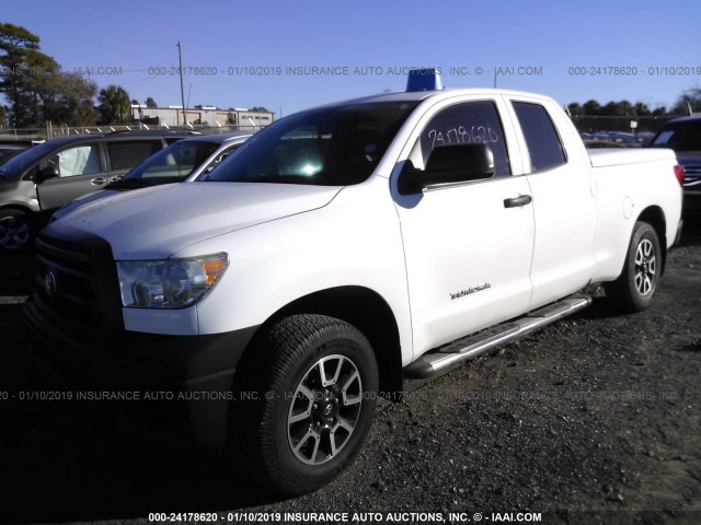 5TFRU5F10DX028564 - 2013 TOYOTA TUNDRA DOUBLE CAB SR5 WHITE photo 2