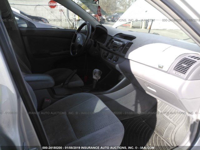 4T1BE32K94U854781 - 2004 TOYOTA CAMRY LE/XLE/SE SILVER photo 5
