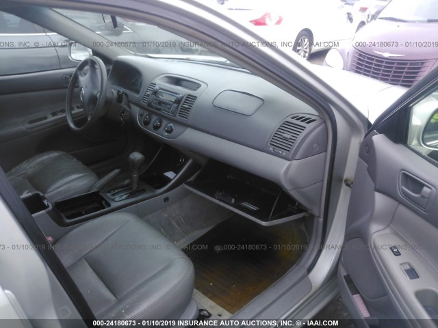 4T1BE32K33U181291 - 2003 TOYOTA CAMRY LE/XLE/SE SILVER photo 5