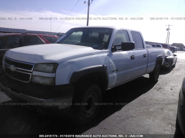 1GCHC23U56F262624 - 2006 CHEVROLET SILVERADO C2500 HEAVY DUTY WHITE photo 2