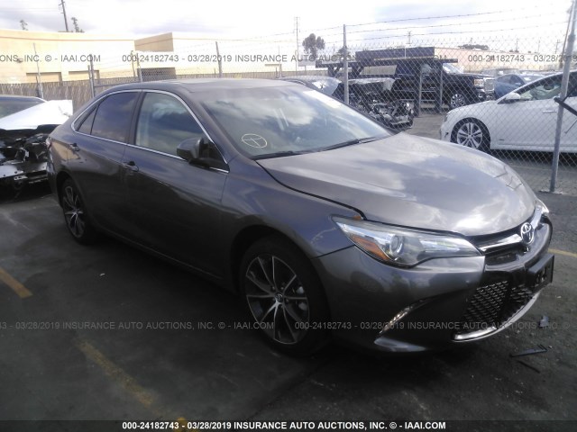 4T1BF1FK2HU331281 - 2017 TOYOTA CAMRY LE/XLE/SE/XSE ნაცრისფერი ფოტო 1