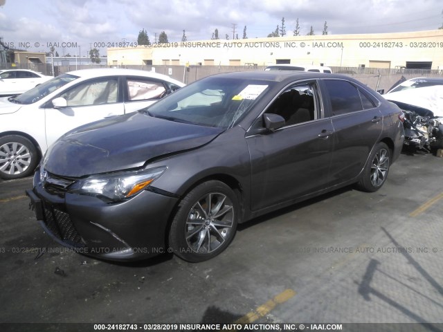 4T1BF1FK2HU331281 - 2017 TOYOTA CAMRY LE/XLE/SE/XSE ნაცრისფერი ფოტო 2