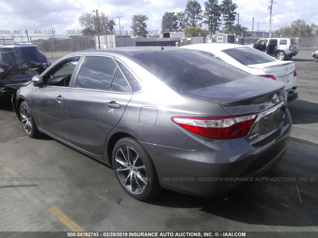 4T1BF1FK2HU331281 - 2017 TOYOTA CAMRY LE/XLE/SE/XSE ნაცრისფერი ფოტო 3