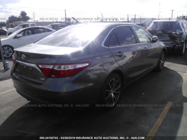 4T1BF1FK2HU331281 - 2017 TOYOTA CAMRY LE/XLE/SE/XSE ნაცრისფერი ფოტო 4