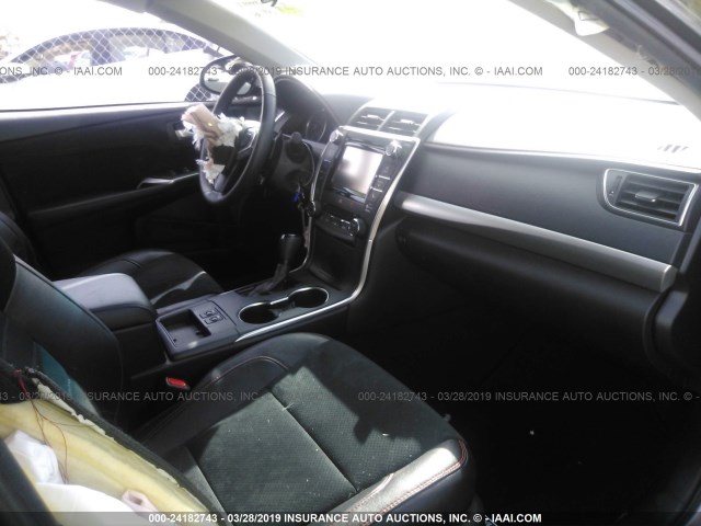 4T1BF1FK2HU331281 - 2017 TOYOTA CAMRY LE/XLE/SE/XSE ნაცრისფერი ფოტო 5