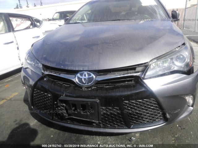 4T1BF1FK2HU331281 - 2017 TOYOTA CAMRY LE/XLE/SE/XSE ნაცრისფერი ფოტო 6