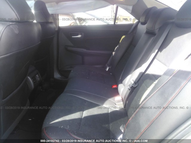 4T1BF1FK2HU331281 - 2017 TOYOTA CAMRY LE/XLE/SE/XSE ნაცრისფერი ფოტო 8