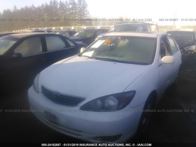 JTDBE32K720112386 - 2002 TOYOTA CAMRY LE/XLE/SE WHITE photo 2