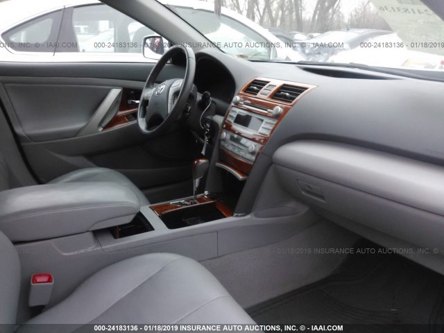 4T4BF3EK9BR124087 - 2011 TOYOTA CAMRY SE/LE/XLE 银色 照片 5