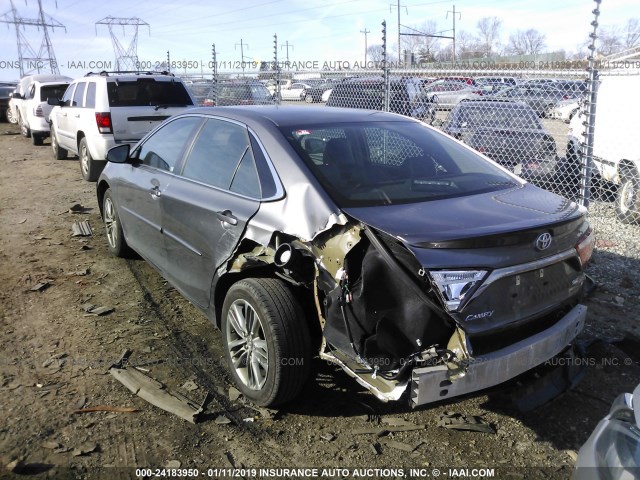4T1BF1FK9HU810555 - 2017 TOYOTA CAMRY LE/XLE/SE/XSE GRAY photo 3