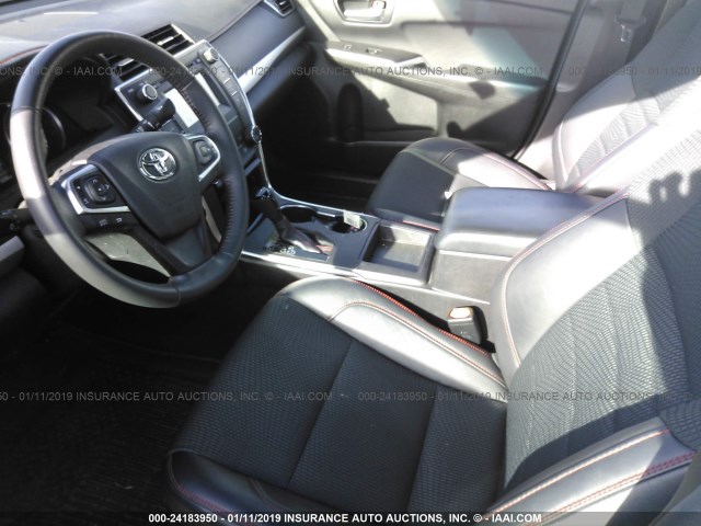 4T1BF1FK9HU810555 - 2017 TOYOTA CAMRY LE/XLE/SE/XSE GRAY photo 5