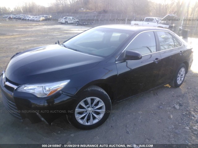 4T4BF1FK2FR516188 - 2015 TOYOTA CAMRY LE/XLE/SE/XSE შავი ფოტო 2