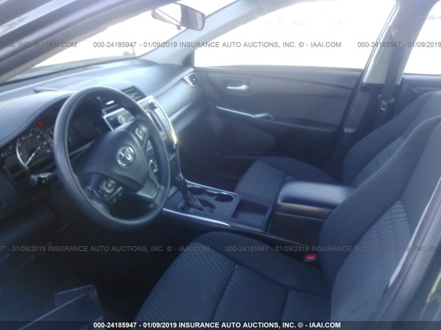 4T4BF1FK2FR516188 - 2015 TOYOTA CAMRY LE/XLE/SE/XSE შავი ფოტო 5