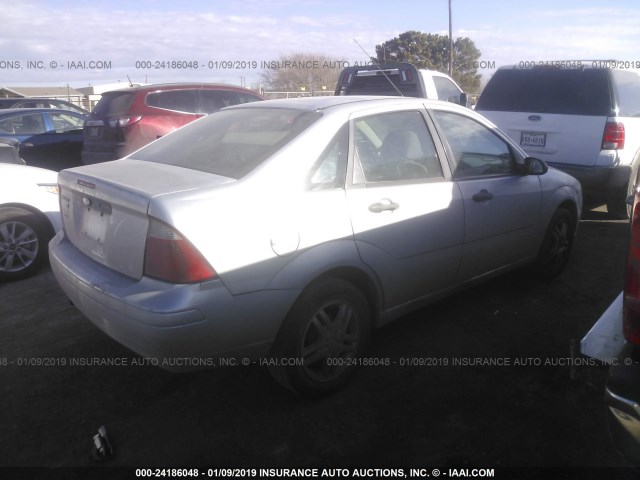 1FAFP34N87W204006 - 2007 FORD FOCUS ZX4/S/SE/SES GRAY photo 4