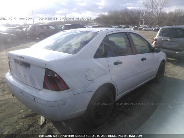 1FAHP34N27W310525 - 2007 FORD FOCUS ZX4/S/SE/SES WHITE photo 4