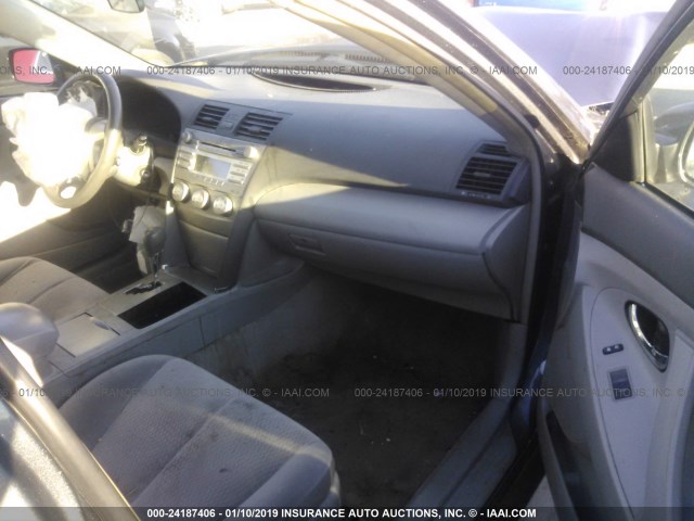 4T1BF3EKXBU151647 - 2011 TOYOTA CAMRY SE/LE/XLE GRAY photo 5