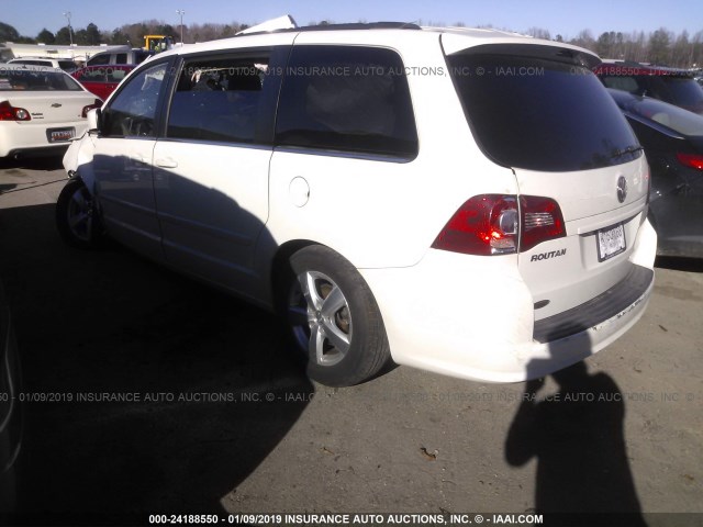 2V4RW3DG7BR642132 - 2011 VOLKSWAGEN ROUTAN SE WHITE photo 3