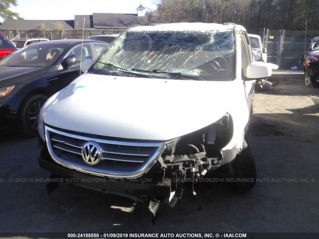 2V4RW3DG7BR642132 - 2011 VOLKSWAGEN ROUTAN SE WHITE photo 6