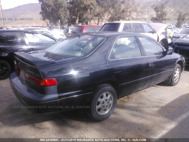 4T1BG22K0WU201456 - 1998 TOYOTA CAMRY CE/LE/XLE BLACK photo 4