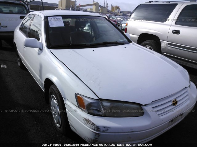 JT2BG22K1W0101371 - 1998 TOYOTA CAMRY CE/LE/XLE WHITE photo 1