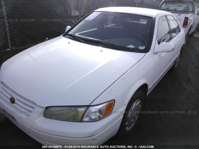 JT2BG22K1W0101371 - 1998 TOYOTA CAMRY CE/LE/XLE WHITE photo 2