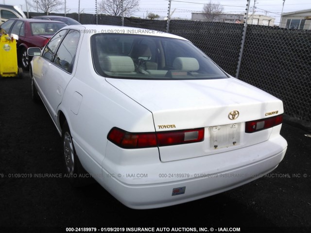 JT2BG22K1W0101371 - 1998 TOYOTA CAMRY CE/LE/XLE WHITE photo 3