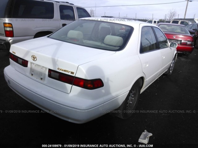 JT2BG22K1W0101371 - 1998 TOYOTA CAMRY CE/LE/XLE WHITE photo 4