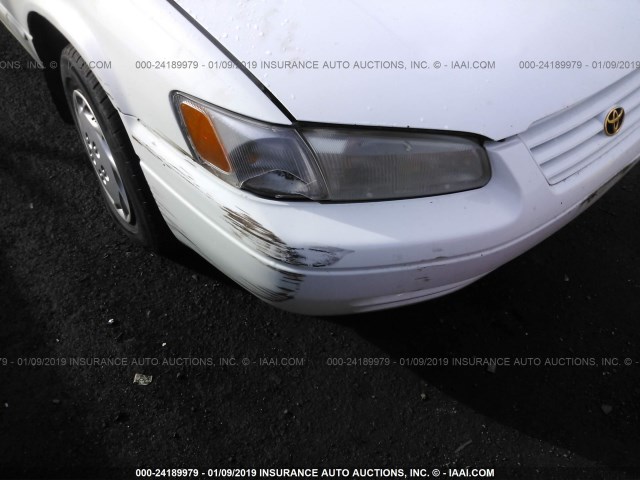 JT2BG22K1W0101371 - 1998 TOYOTA CAMRY CE/LE/XLE WHITE photo 6