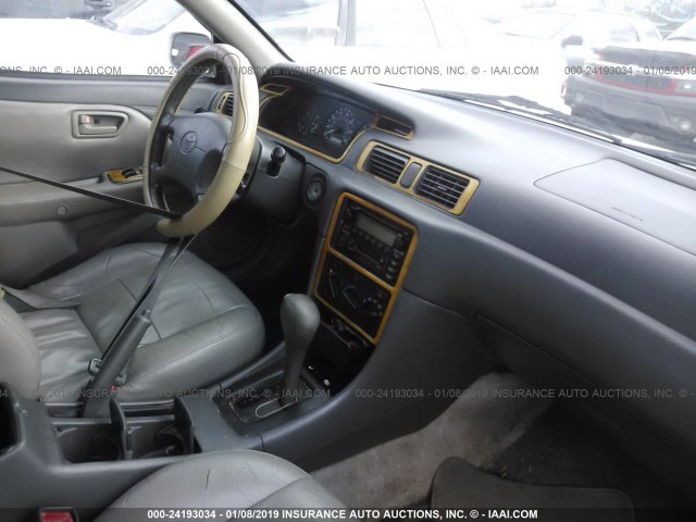 4T1BG22K9WU358712 - 1998 TOYOTA CAMRY CE/LE/XLE 白色 照片 5