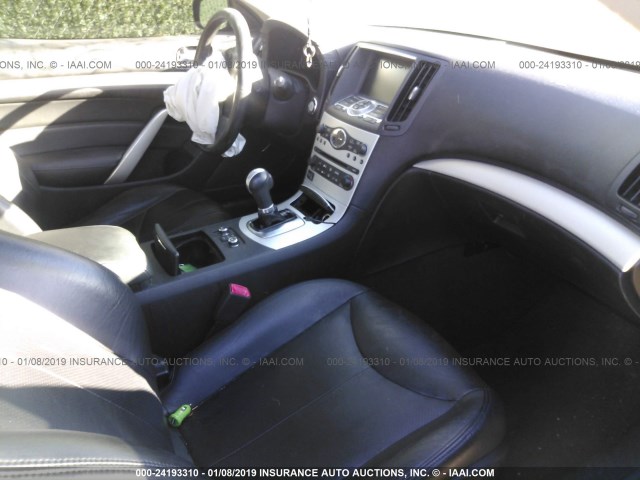 JNKCV64F89M650425 - 2009 INFINITI G37 WHITE photo 5