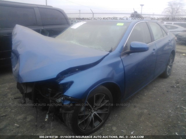 4T1BF1FK6HU780057 - 2017 TOYOTA CAMRY LE/XLE/SE/XSE BLUE photo 2