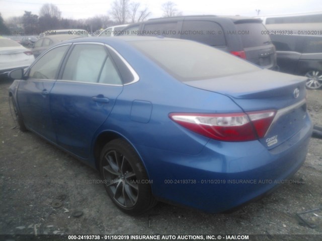 4T1BF1FK6HU780057 - 2017 TOYOTA CAMRY LE/XLE/SE/XSE BLUE photo 3