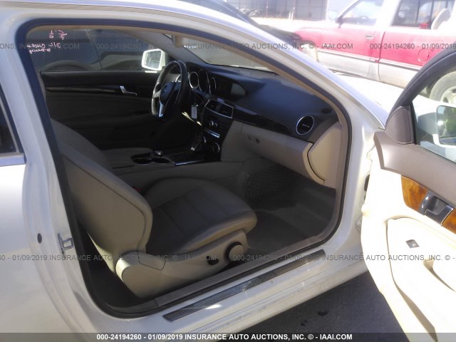 WDDGJ4HB4CF800896 - 2012 MERCEDES-BENZ C 250 WHITE photo 5