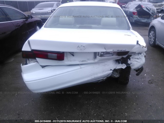 4T1BG22K8WU297711 - 1998 TOYOTA CAMRY CE/LE/XLE WHITE photo 6