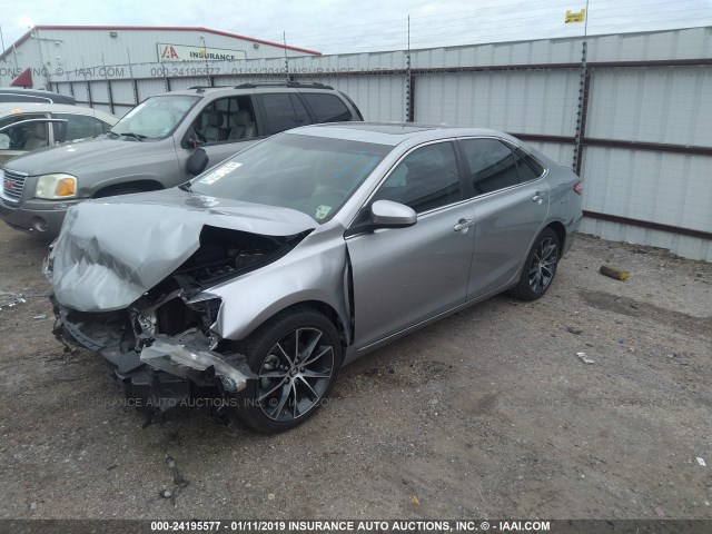 4T1BF1FK3FU032962 - 2015 TOYOTA CAMRY LE/XLE/SE/XSE SILVER photo 2