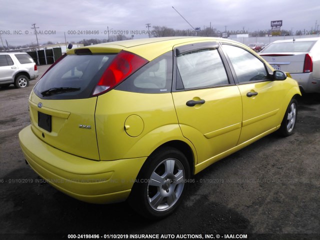 3FAFP37NX5R107479 - 2005 FORD FOCUS ZX5 YELLOW photo 4