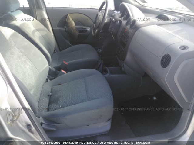 KL1TJ62684B240929 - 2004 CHEVROLET AVEO LS SILVER photo 5