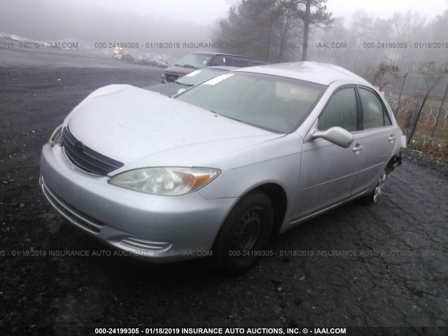 4T1BE32K12U633897 - 2002 TOYOTA CAMRY LE/XLE/SE SILVER photo 2