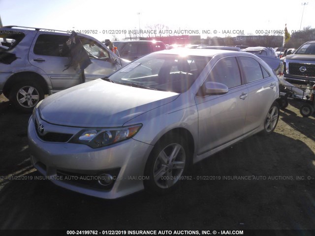 4T1BF1FK0EU324518 - 2014 TOYOTA CAMRY L/SE/LE/XLE 银色 照片 2
