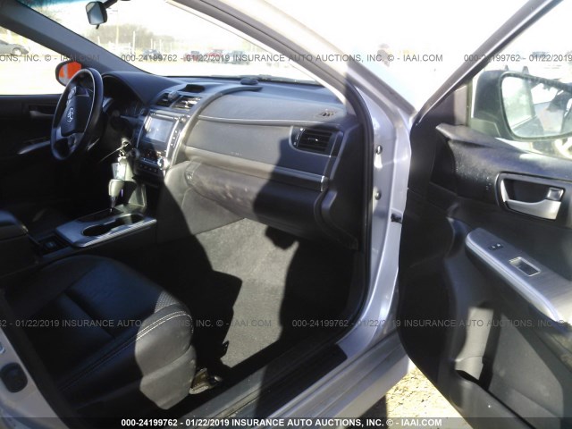 4T1BF1FK0EU324518 - 2014 TOYOTA CAMRY L/SE/LE/XLE 银色 照片 5