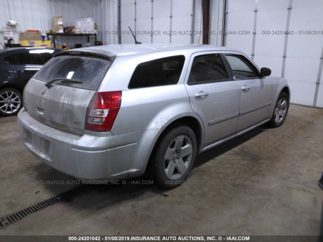 2D4FV37V08H225933 - 2008 DODGE MAGNUM SXT SILVER photo 4