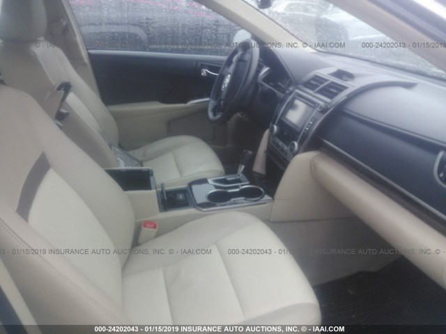 4T4BF1FK4DR330150 - 2013 TOYOTA CAMRY L/SE/LE/XLE 金色 照片 5