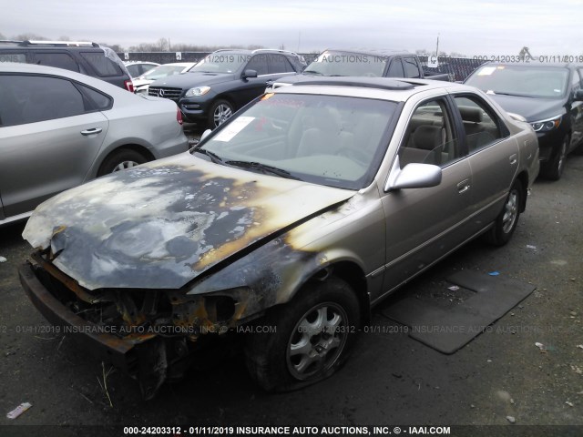 JT2BG22K3W0124084 - 1998 TOYOTA CAMRY CE/LE/XLE GOLD photo 2