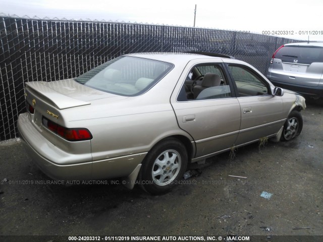 JT2BG22K3W0124084 - 1998 TOYOTA CAMRY CE/LE/XLE GOLD photo 4