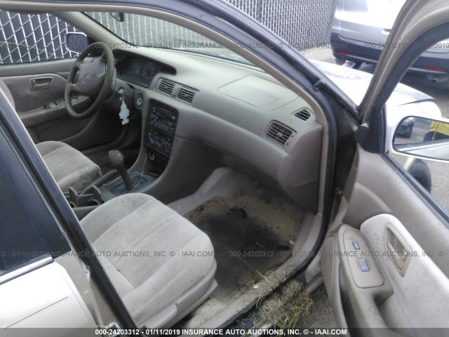 JT2BG22K3W0124084 - 1998 TOYOTA CAMRY CE/LE/XLE GOLD photo 5