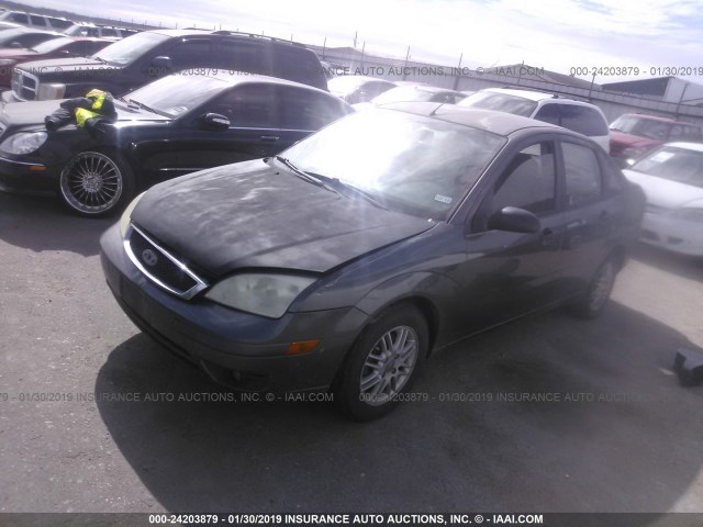 1FAFP34N25W272329 - 2005 FORD FOCUS ZX4 GRAY photo 2