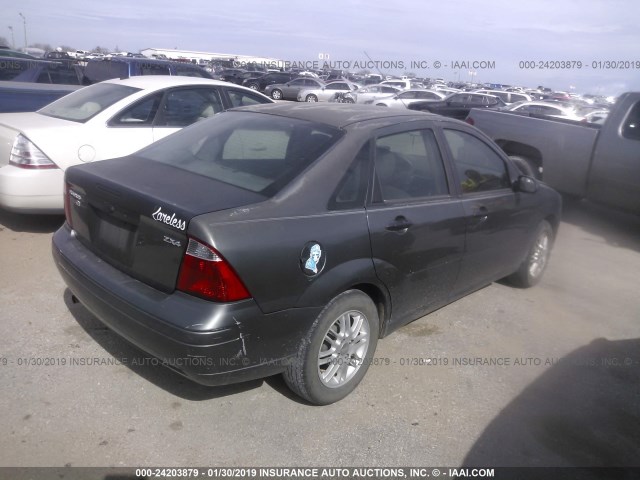 1FAFP34N25W272329 - 2005 FORD FOCUS ZX4 GRAY photo 4