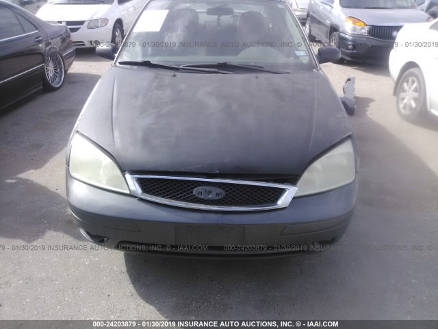 1FAFP34N25W272329 - 2005 FORD FOCUS ZX4 GRAY photo 6